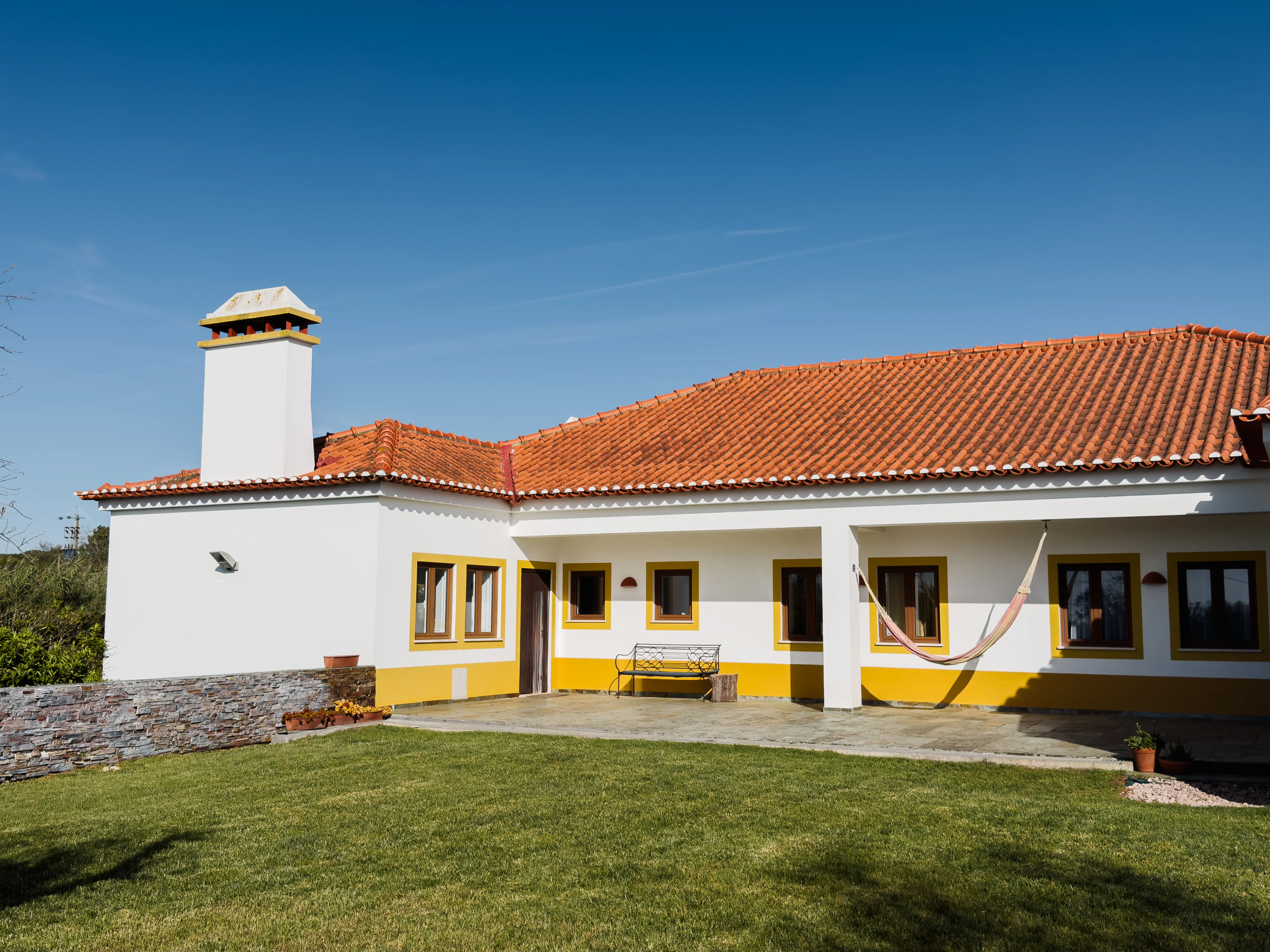 Vista exterior da Quinta dos Citrinos ao pôr-do-sol, casa de férias no Alentejo