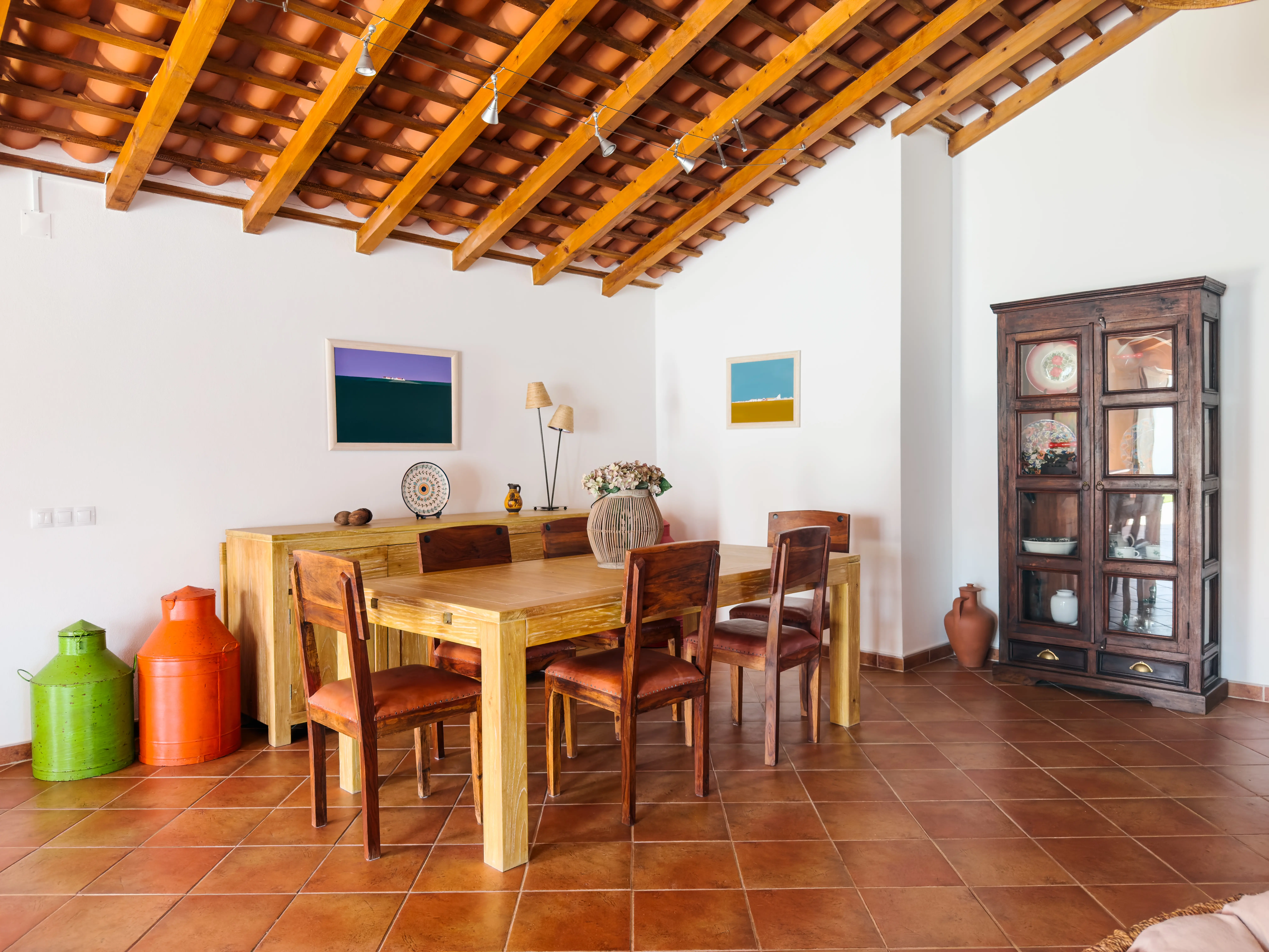 Pátio exterior da Quinta dos Citrinos com área de refeições ao ar livre no Alentejo