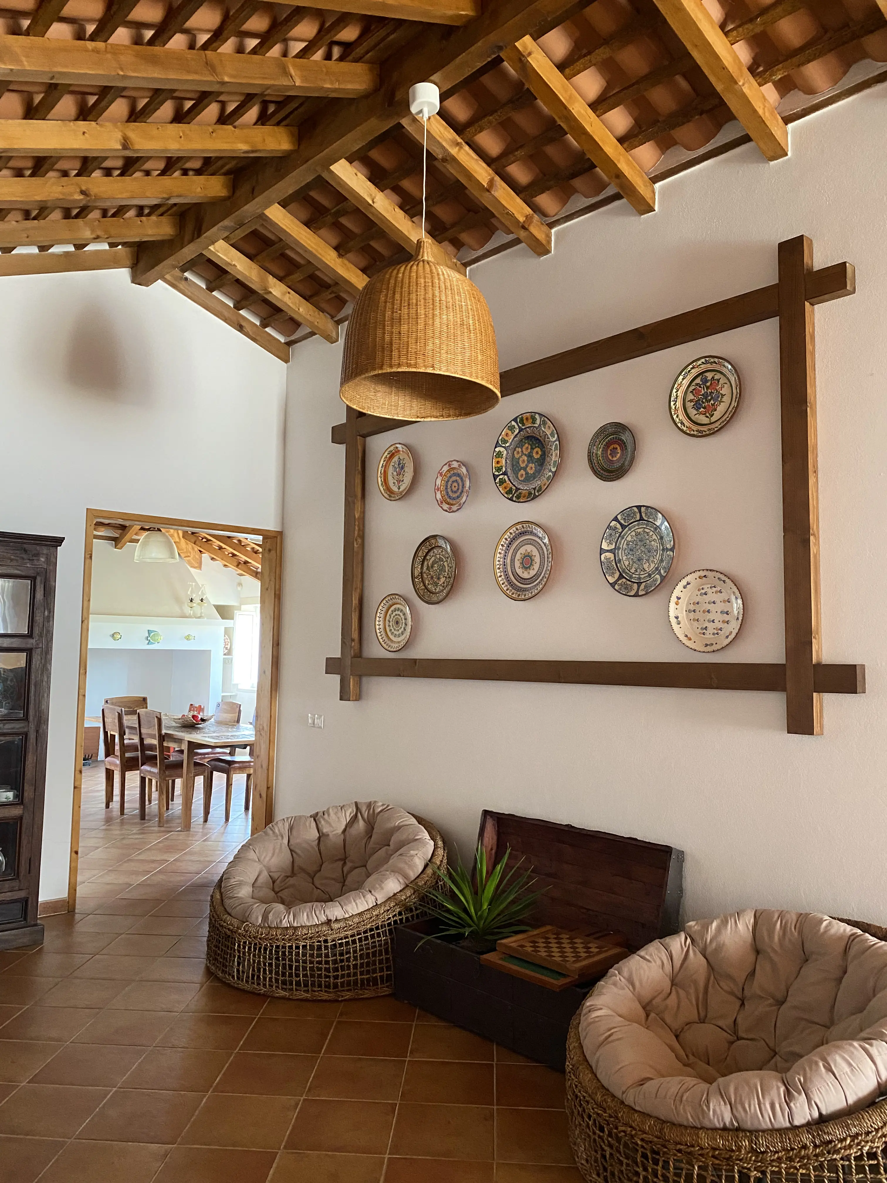 Sala de estar da Quinta dos Citrinos, casa de férias no Alentejo com decoração rústica e acolhedora