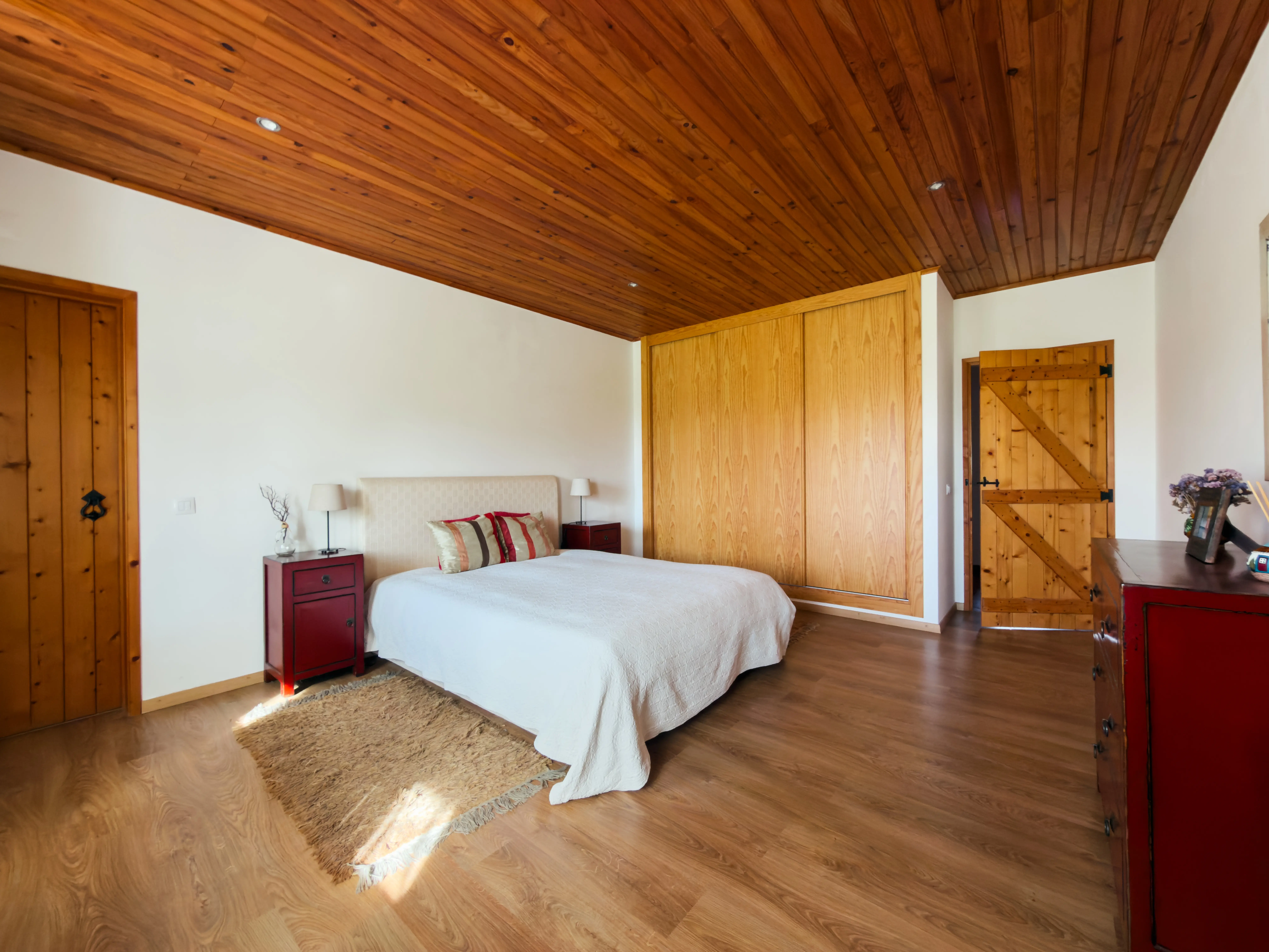Quarto principal da Quinta dos Citrinos com cama de casal e luz natural