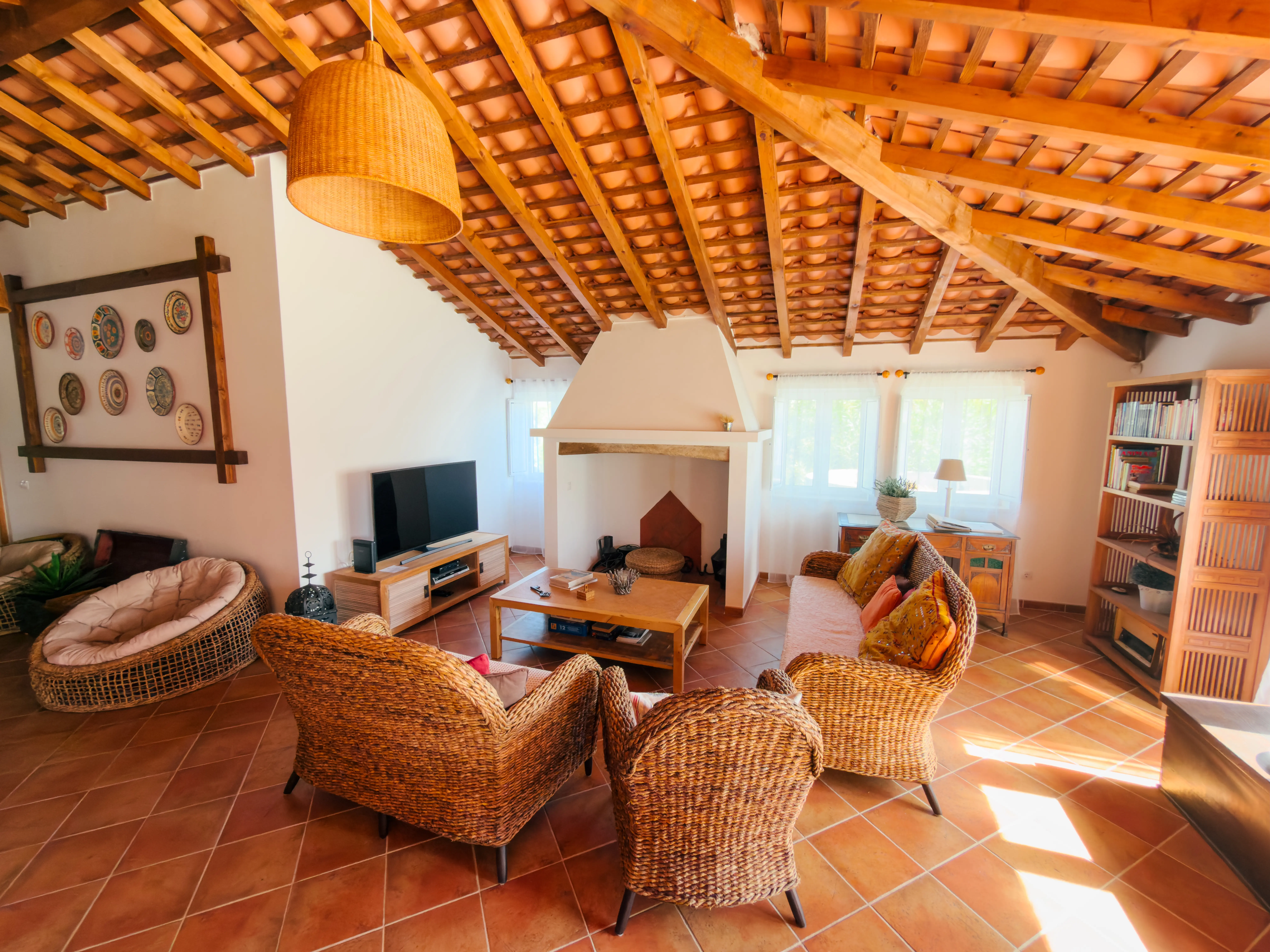 Sala de estar da Quinta dos Citrinos, casa de férias no Alentejo com decoração rústica e acolhedora